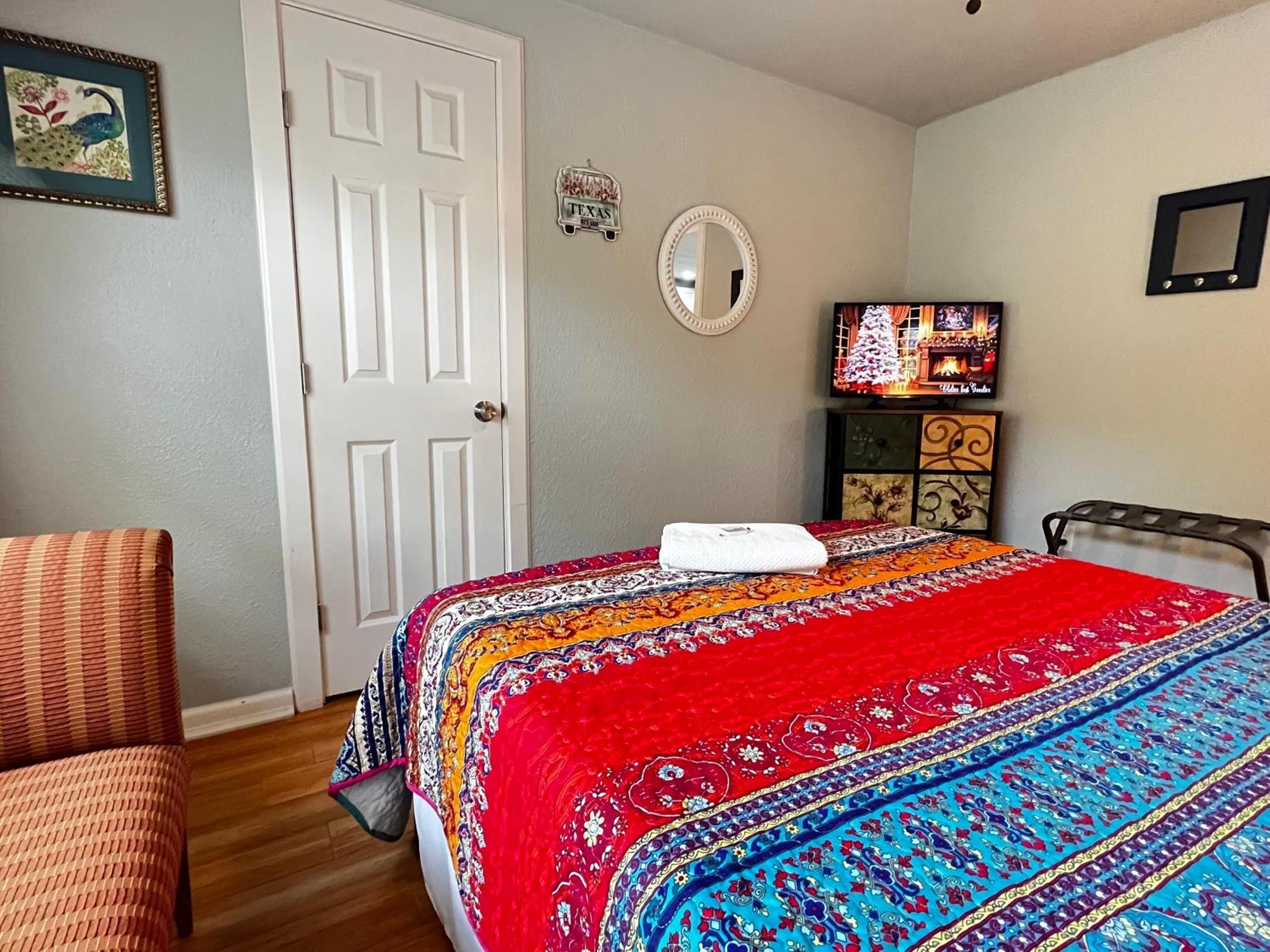 Boho Bliss- Cozy Private Room 2 Miles From Alamodome! サンアントニオ エクステリア 写真